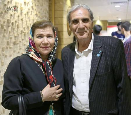 رضا ناجی در کنار همسرش 